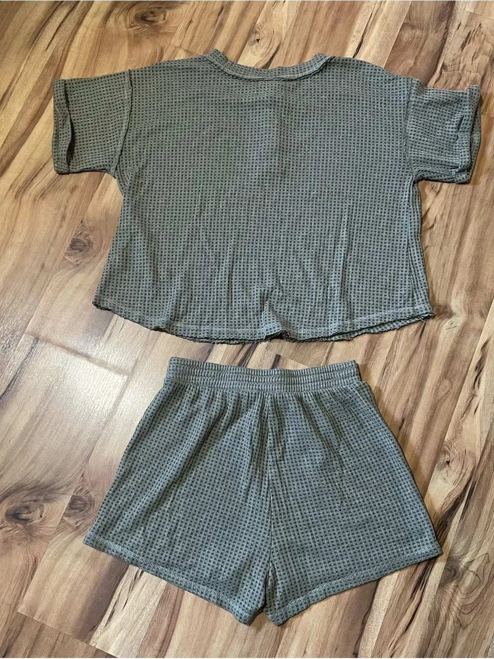 Mine Two Piece Waffle Knit Lounge Set Henley Top and Drawstring Shorts Sz S